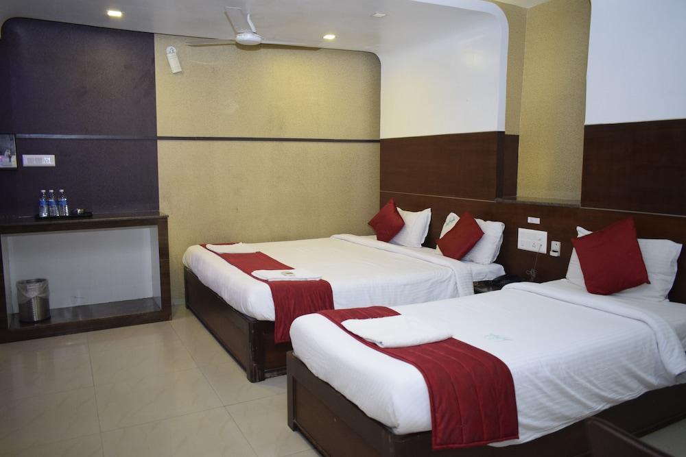 Hotel Sumith Palace Puducherry Buitenkant foto