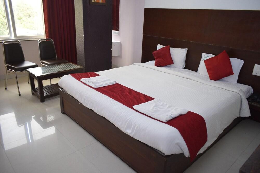 Hotel Sumith Palace Puducherry Buitenkant foto
