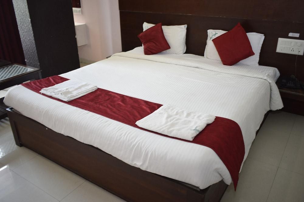 Hotel Sumith Palace Puducherry Buitenkant foto
