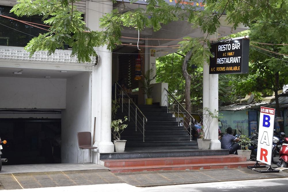 Hotel Sumith Palace Puducherry Buitenkant foto