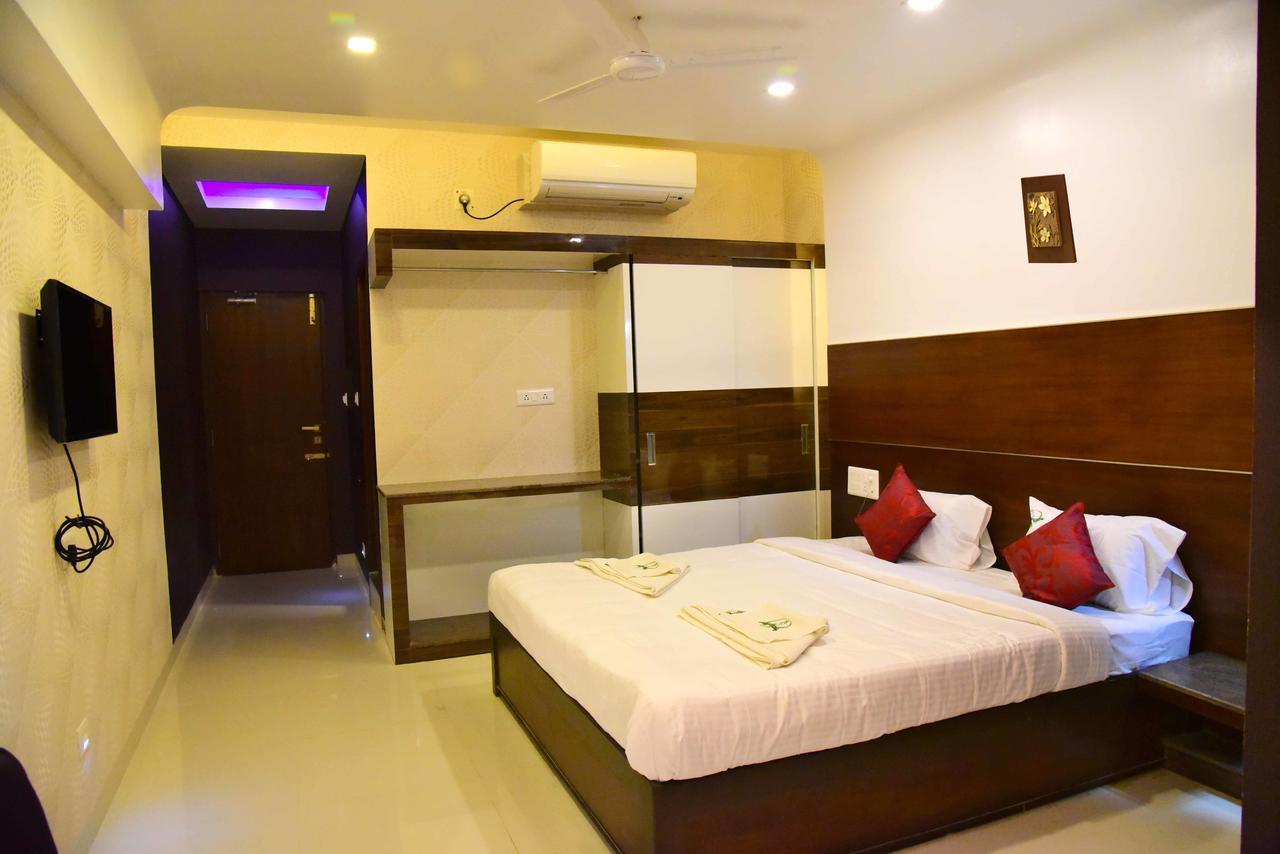 Hotel Sumith Palace Puducherry Buitenkant foto